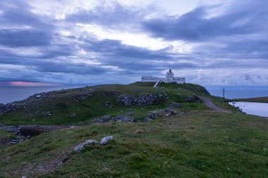 Strathy Point Deniz feneri, gün batımı zamanı Kuzey İskoçya manzarası