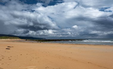 Doğu İskoçya, Kuzey Denizi 'ndeki Brora köyündeki güzel kumlu sahil.