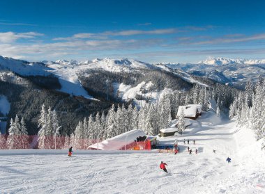 Kış dağı manzarası. Schladming-Dachstein 'da aktif kayakçılarla kayak pisti. Salzburg