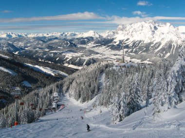 Kayak pisti, kayakçılar, sandalye kaldırma, güzel kış kayak merkezi, Schladming, Salzburg, Avusturya
