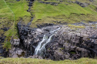 Vestmanna şelalesi, güzel yürüyüş yeri - Faroe Adaları