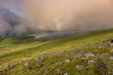 Slttaratindur 'a yürüyüş, Ovalık Dağ Tepesi, Faroe Adaları' nın en yüksek dağı.