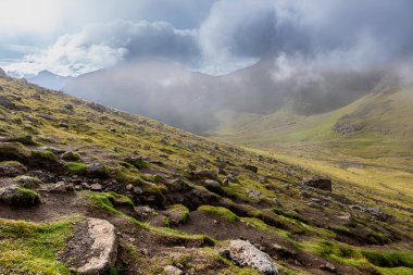 Slttaratindur 'a yürüyüş, Ovalık Dağ Tepesi, Faroe Adaları' nın en yüksek dağı.