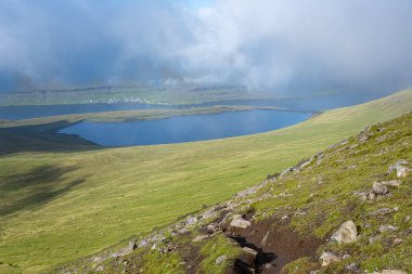 Slttaratindur 'a yürüyüş, Ovalık Dağ Tepesi, Faroe Adaları' nın en yüksek dağı.