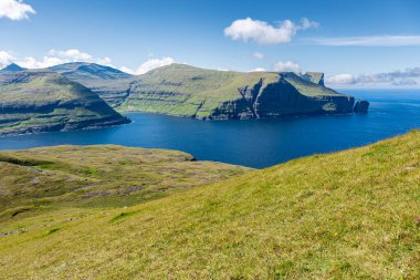 Eiiskollur uçurumu, Eidi kampı, Faroe adaları.