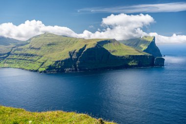 Eiiskollur uçurumu, Eidi kampı, Faroe adaları.