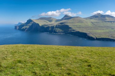Eiiskollur uçurumu, Eidi kampı, Faroe adaları.
