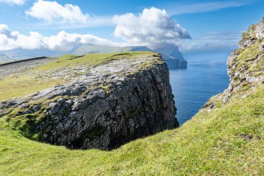 Eiiskollur uçurumu, Eidi kampı, Faroe adaları.