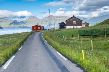 Feroe adalarına yolculuk, güzel küçük bir köy, Hellur.