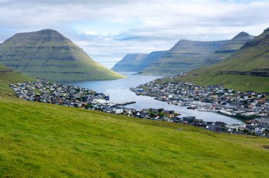 Klakkur dağ zirvesinden Faroe Adaları, Klaksvk 'ın hava manzarası.