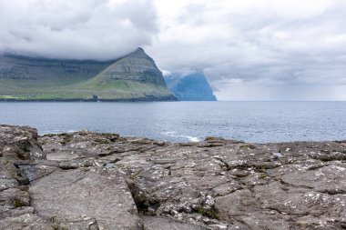 Faroe Adaları 'ndaki Vidoy Adası' ndaki Vidareidis köyünden manzara,