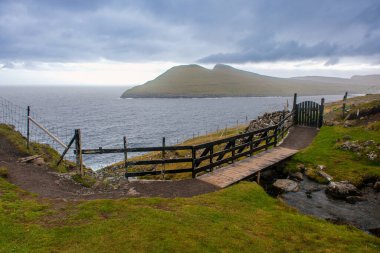Vagar Adası, Feroe Adaları 'ndaki Witch' s Finger Trail, Trollkonfingur yolunda tahta köprü. Manzaralı, ikonik manzara