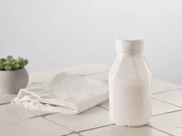 Пластиковая Бутылка Молока Фоне Серой Стены — стоковое фото