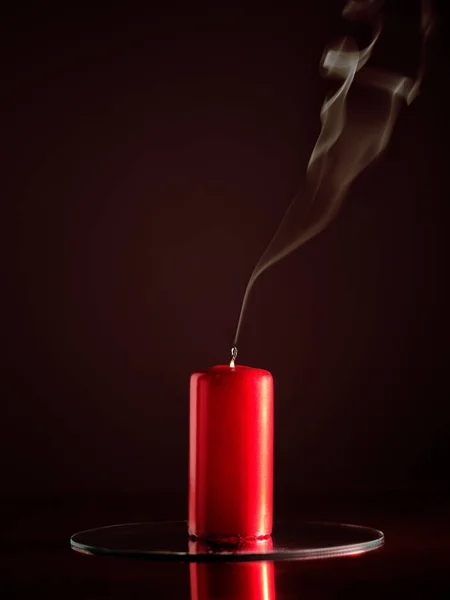 用倒影熄灭的红色蜡烛 — 图库照片