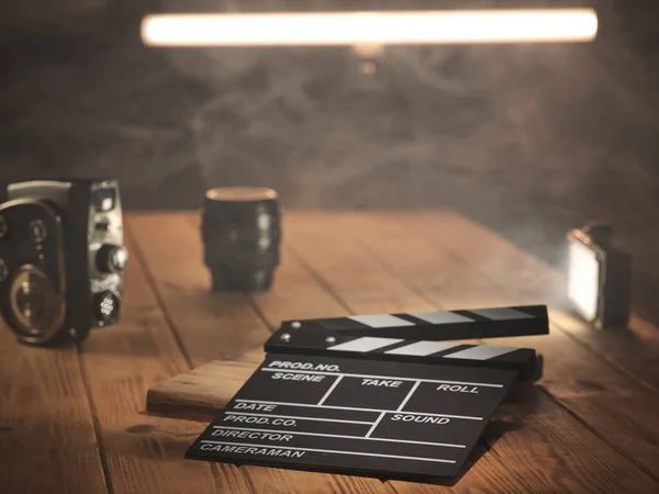 テーブルの上の映画のクラッパーボード — ストック写真