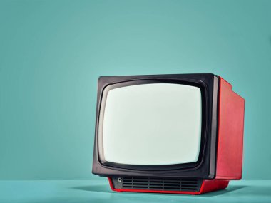 Mavi arkaplanda kırmızı vintage televizyon