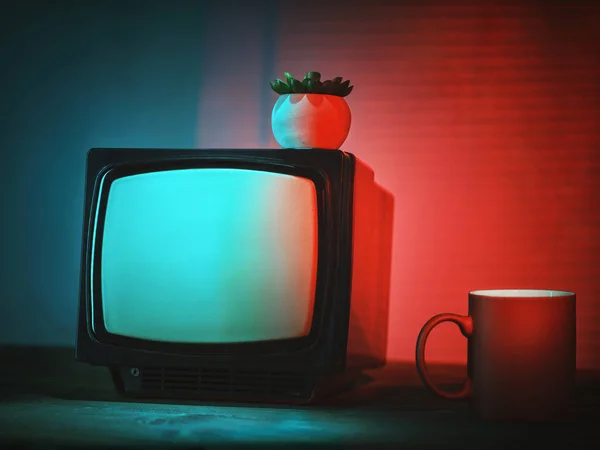 ヴィンテージテレビとテーブルの上のお茶のカップ — ストック写真
