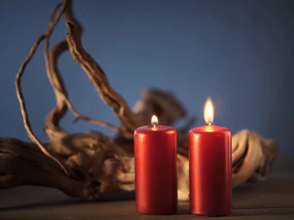 Κόκκινα Κεριά Driftwood Γαλήνια Ατμόσφαιρα — Φωτογραφία Αρχείου