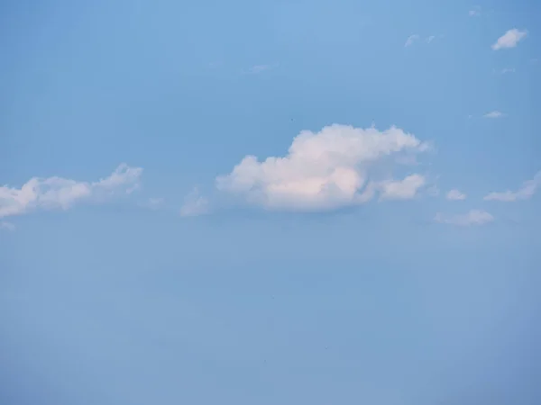 Nuvole Serenamente Galleggianti Nel Cielo — Foto Stock