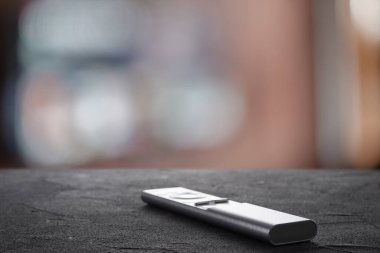 Uzaktan kumanda üzerindeki ahşap tablo