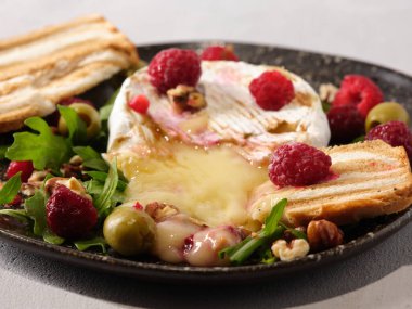 Ahududu aksanlı ızgara Camembert.