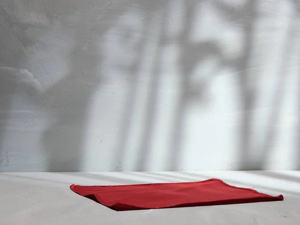 Tissu Rouge Avec Ombre Sur Mur Blanc Texturé — Photo