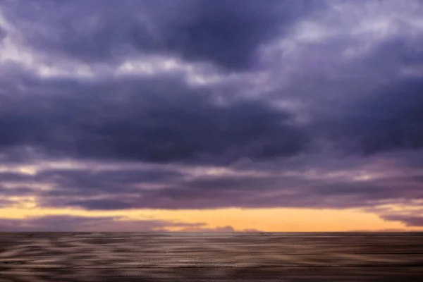 劇的なトワイライトスカイに対する空の木製タブレット — ストック写真