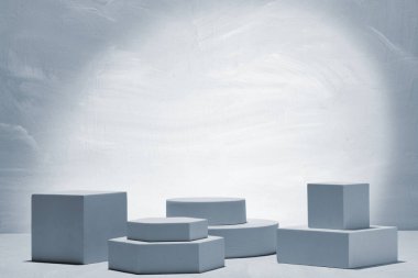 Minimalist Pembe Geometrik Şekiller Podyumu Göster