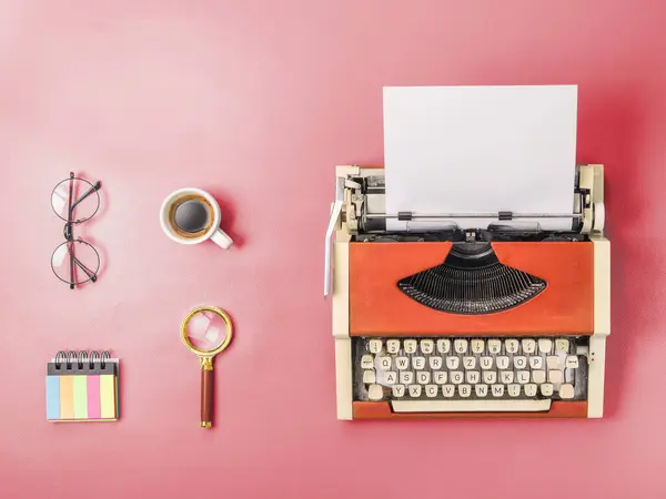 Máquina Escrever Vintage Com Acessórios Pink Background Imagem De Stock