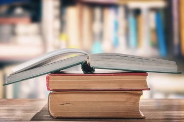 Biri açık üç kitap.