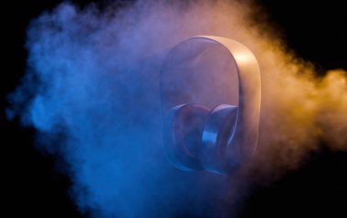 Kulaklıklar sisli ve renkli ışıklandırmalı.