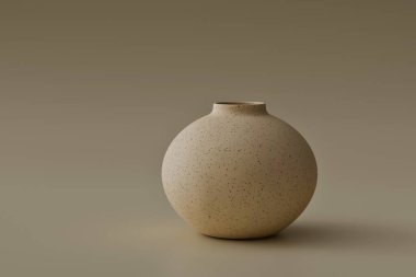 Tarafsız tonlarda basit yuvarlak seramik vazo