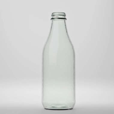 Beyaz arkaplanda boş cam şişeyi temizle