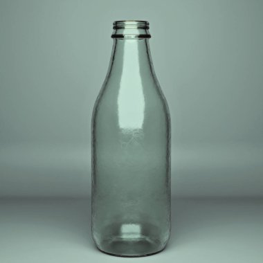 Tarafsız arkaplanda şeffaf cam şişe