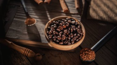 Ahşap kasede kavrulmuş kahve çekirdeği.