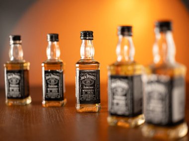 UKRAINE, KHARKIV - 01 Şubat 2022. Mini Jack Daniel 'in şişelerini sıcak arka planda yakın plan.