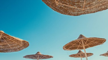 Straw Beach Şemsiyeleri Açık Mavi Gökyüzü Altında