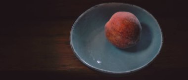 Mavi bir kasede tek şeftali