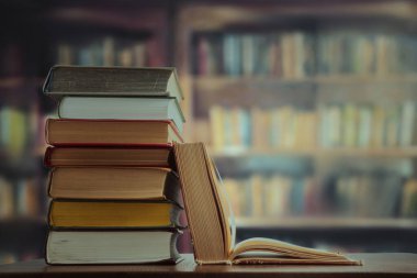 Sessiz, yumuşak odaklı bir kütüphanede sıcak nostaljik ciltli kitaplar.