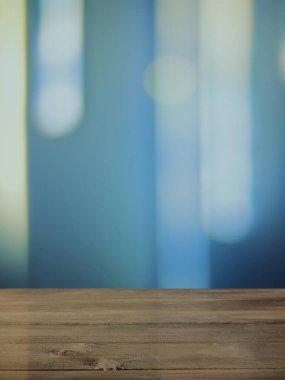 Kırsal ahşap masa üstü ortamı sakinleştiriyor. Serin mavi ışıklandırma rahatlatıcı bir gradyan cazibesi getirir. İç mekan, Minimalizm, Huzur