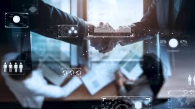 Dijital dünyada, dijital toplantıların ve müzakerelerin geçmişiyle küresel ticarette başarılı olan elit kesimin görüntüsü.