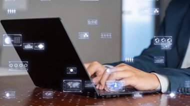 Kurumsal dijital dönüşüm, iş yöneticisi fütüristik veri arayüzü olan bir dizüstü bilgisayar kullanıyor