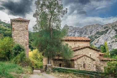 Santa Mara de Lebea Kilisesi. Cantabria 'da. İspanya.