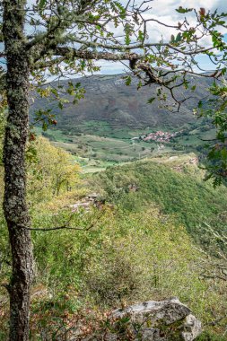 Hozarco Dağı 'nın mitolojik yolu. Cantabria 'da. İspanya.