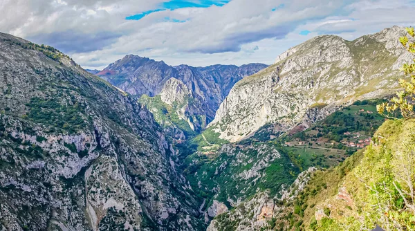 Hozarco Dağı 'nın mitolojik yolu. Cantabria 'da. İspanya.
