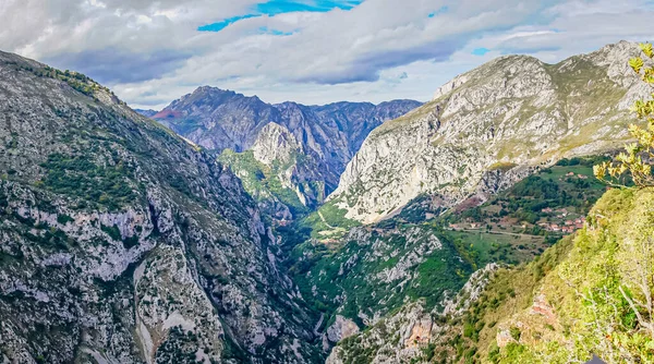 Sentiero Mitologico Del Monte Hozarco Cantabria Spagna Foto Stock Royalty Free