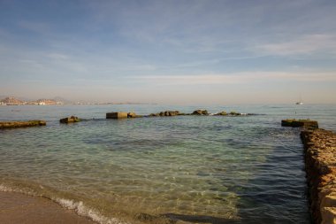 Alicante 'deki Akdeniz sahilleri. İspanya.