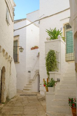 Puglio 'nun beyaz sokakları. İtalya..