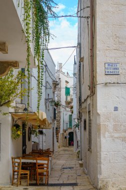 Puglio 'nun beyaz sokakları. İtalya..