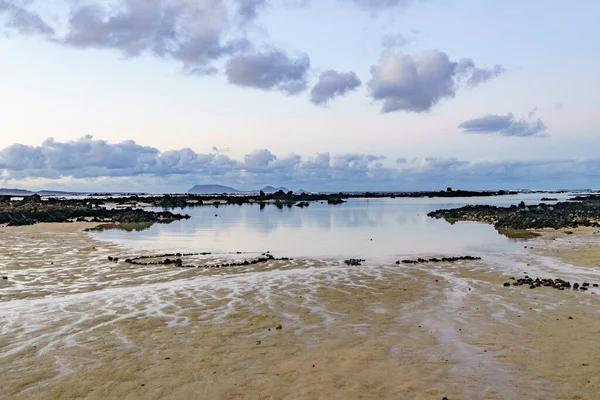 Lanzarote Adası 'ndaki Caleton Blanco plajı. Balearics. İspanya